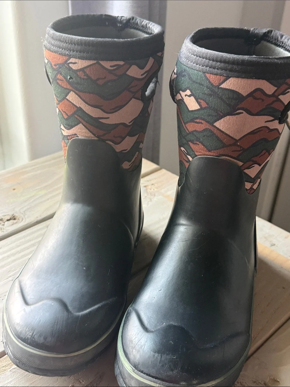 Bogs Kids Black Rubber Boots with Green & Brown Camo Upper